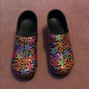 Flower print Danskos